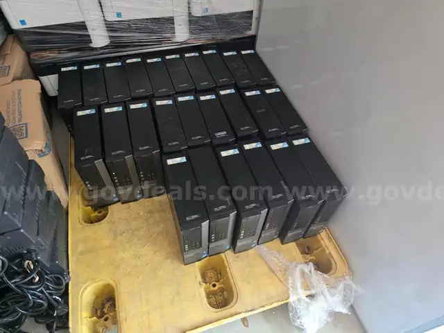 pallet of lenovo dell desktops around 66 desktops