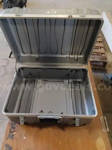 2 EMPTIES CASES 1 WITH KEYS
