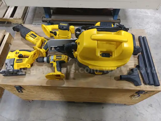 DEWALT MISCELLANEOUS ITEMS WITH ATTACHMENTS USED GOODS WITH NO BATTIERIES