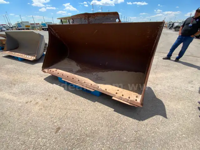 USED BUCKET LOADER