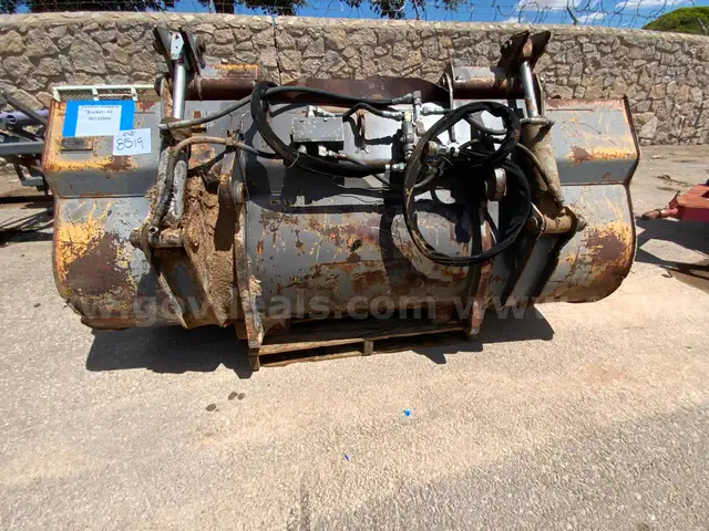 USED  FEEDLOT GRAPPLE BUCKET