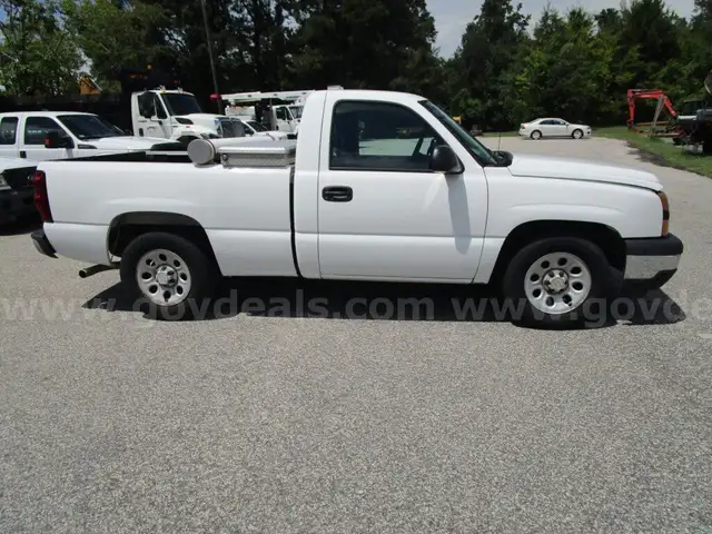 2006 Chevrolet Silverado 1500 W/T: 2WD REGULAR CAB; VORTEC 4800 V8 4.8L  **LOW MILES**
