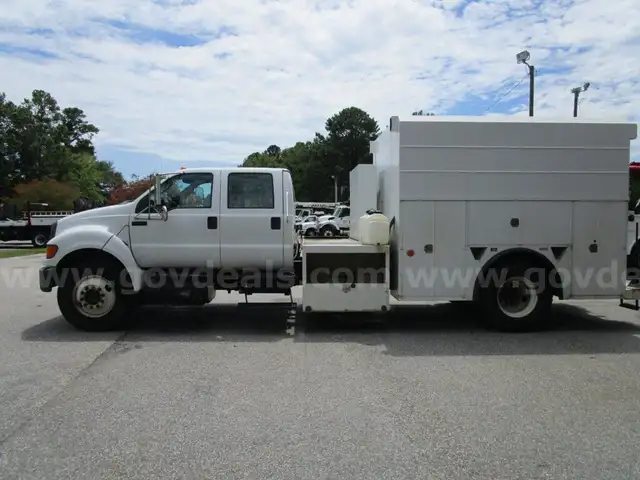 2011 Ford F-750 CREW CAB w/ Atkins Enclosed Service Body. 6.7L L6 Turbo Diesel.  **NEEDS ENGINE REPLACEMENT**