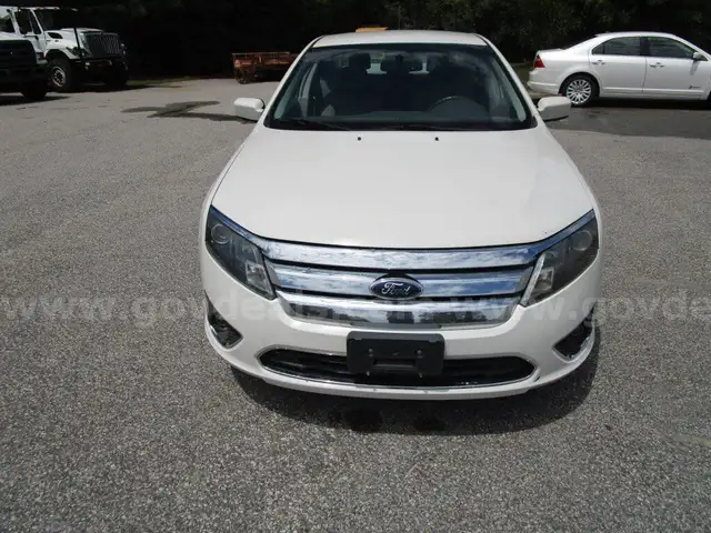 2012 Ford Fusion Hybrid SEDAN 4-DR, 2.5L L4 DOHC 16V HYBRID.  **LOW MILES**