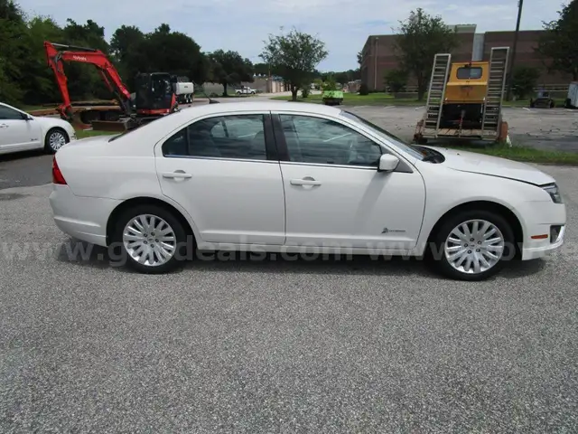 2012 Ford Fusion Hybrid SEDAN 4-DR, 2.5L L4 DOHC 16V HYBRID.  **LOW MILES**