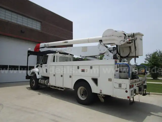 2009 International 7400 Bucket Truck., 7.6L L6 DIESEL. 2 Man Bucket.  **REMANUFACTURED JASPER ENGINE just installed**