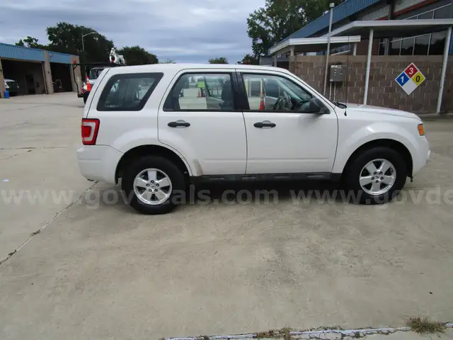 2011 FORD ESCAPE XLS AUTO FWD 2.5L I4 Engine.  Clean, and Recently Detailed