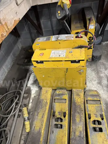 2016 Yale MPW050-EN24T2748 Electric Pallet Jacket