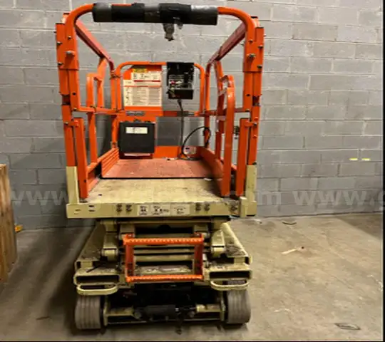2000 JLG Industries 1R15-B Scissor Lift