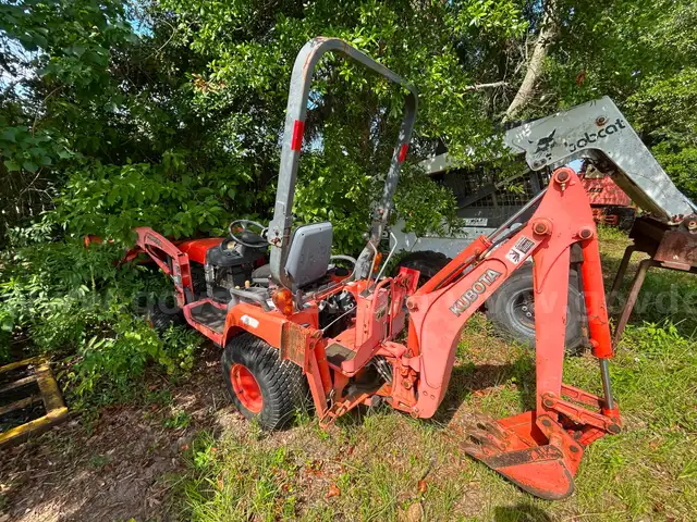 Kubota BX24 Front End Loader &#x26; Back Hoe