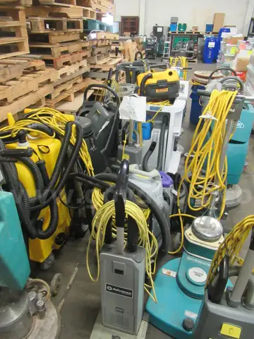 #3946 (22) Broken/Parts only Floor Scrubbers/Buffers/Vacuums