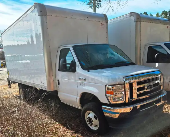 2021 Ford E 450 17 foot box truck with lift gate Special EL Conversion ready NOS
