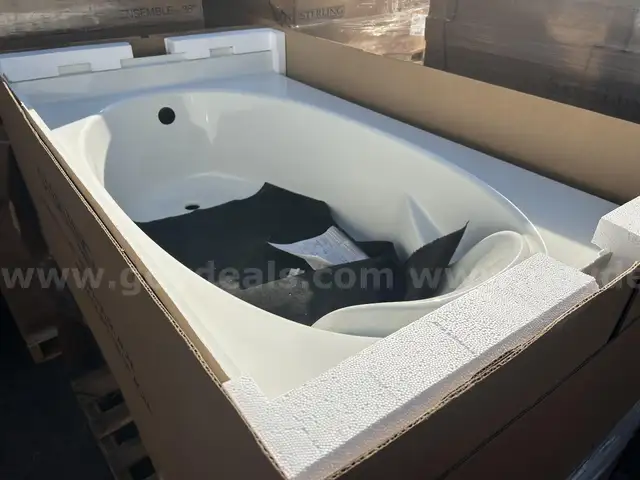 NEW STERLING Ensemble 36" Vikrell Soaking Bathtub for Alcove Installations with Right Drain MSRP $1000
