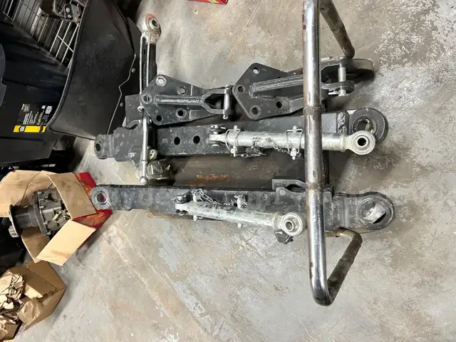 NEW HOLLAND TRACTOR 3 POINT ARMS