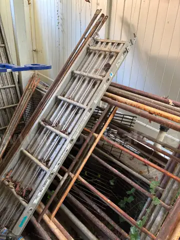 scaffolding, 8 side pannels, 7 support poles ( X poles), 3 walk boards.