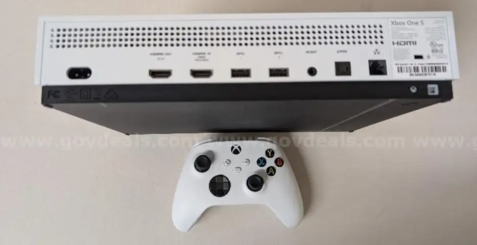 xBox 1S with (1) controller and power cord