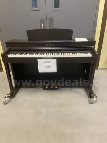 YAMAHA -Clavinova CLP 470 Digital Piano