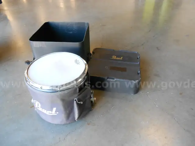 Pearl Snare Drum and Case (1)