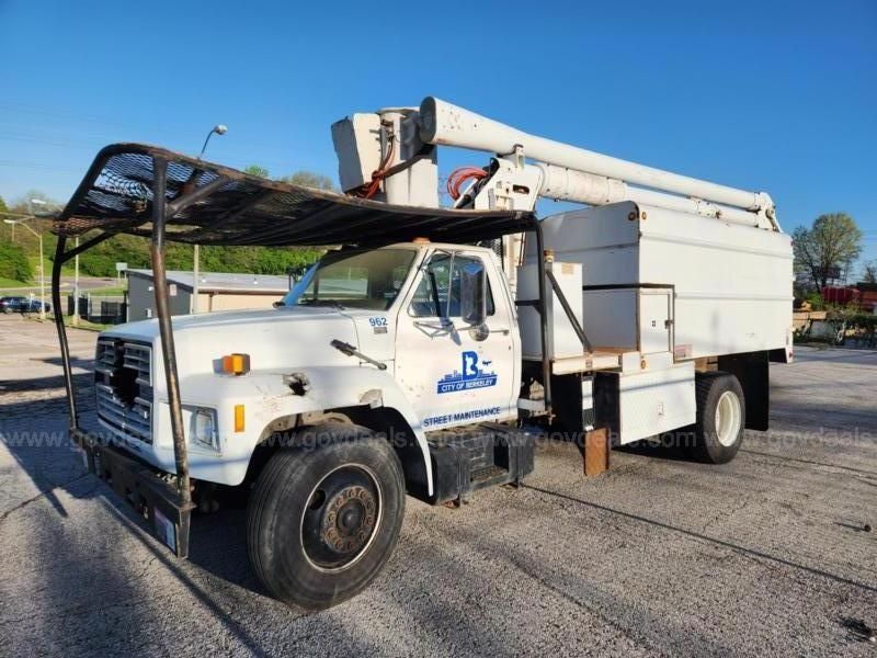 AUTOWORLD 1990 Ford Utility Bucket Truck