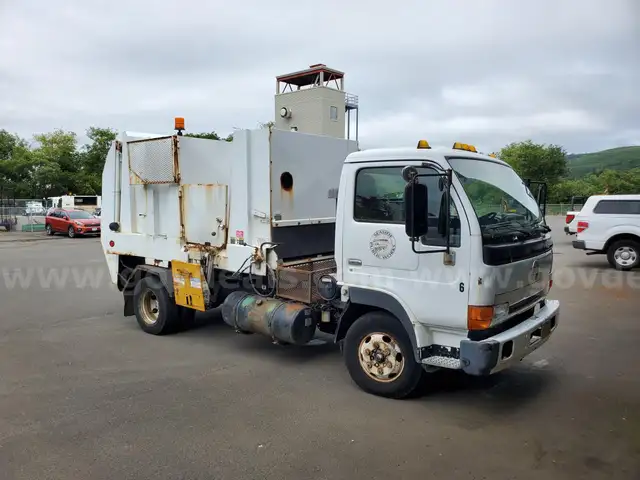 UD Small Garbage Truck - LOW MILES