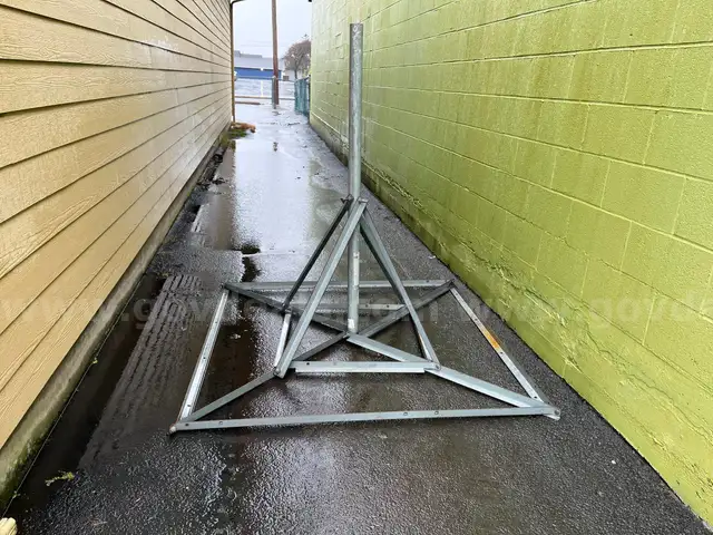 Large roof mount for antennas