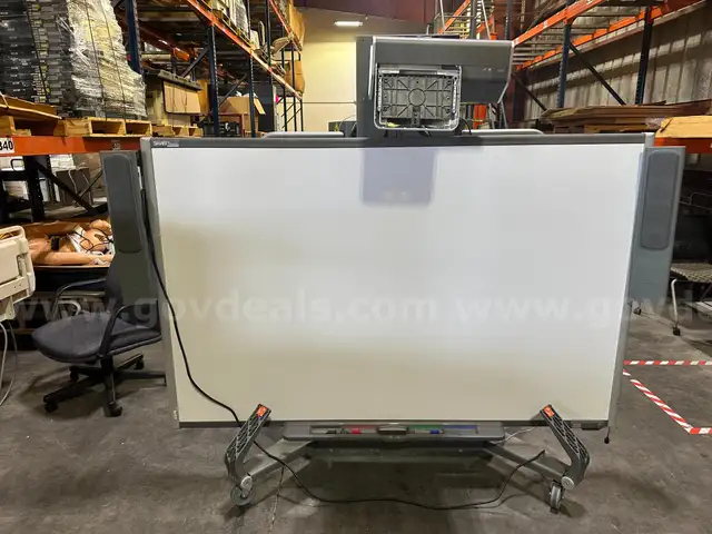 SMART BOARD W/UNIFI 60 PROJECTOR