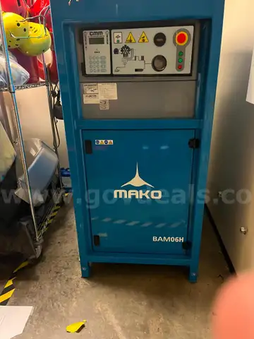 MAKO Breathing Air Compressor with 4 supply tanks and fill station