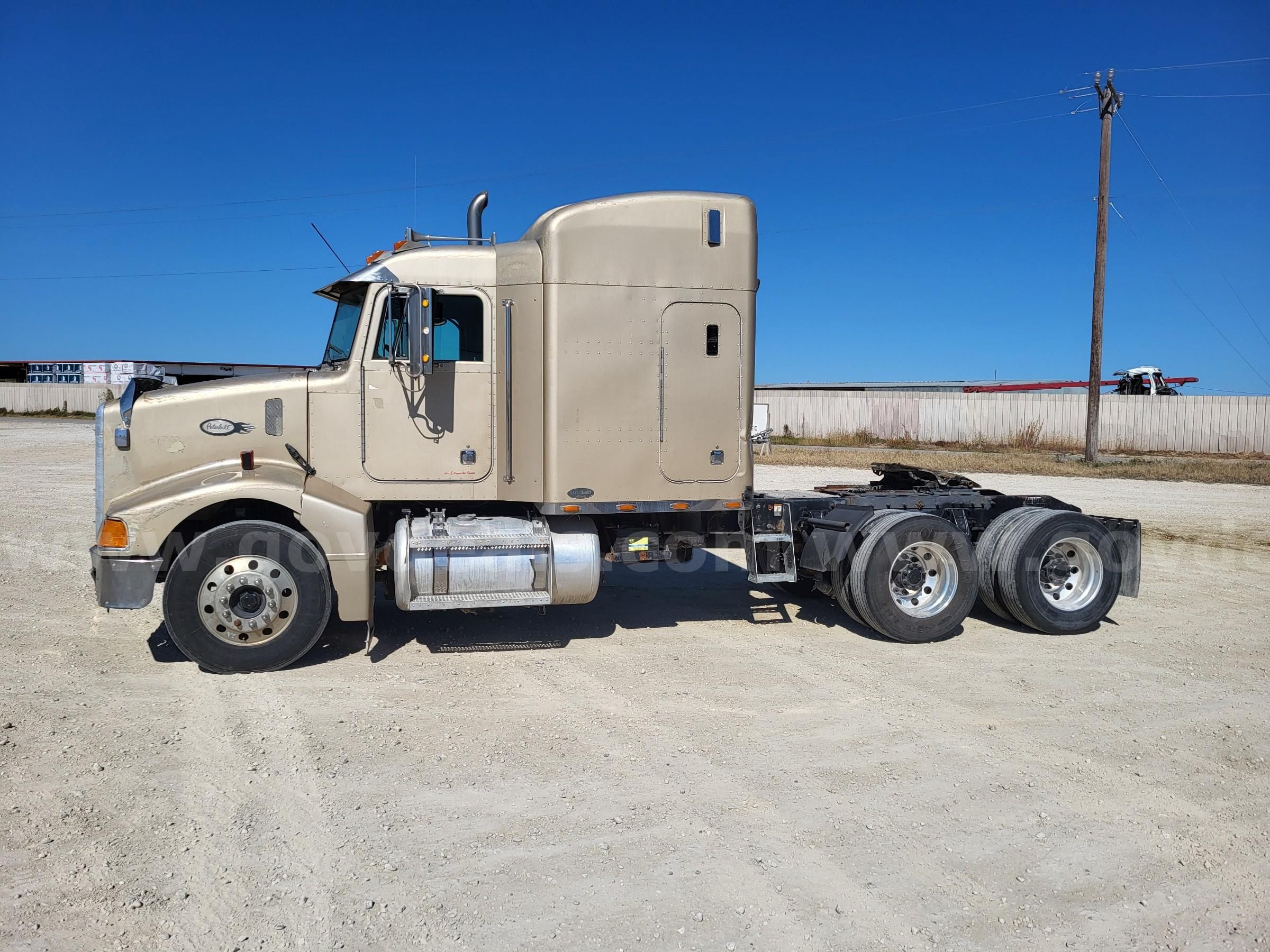 Photo of a 2000 Peterbilt 385