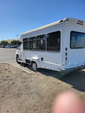 2014 Ford Econoline Starcraft Bus with Wheelchair Lift