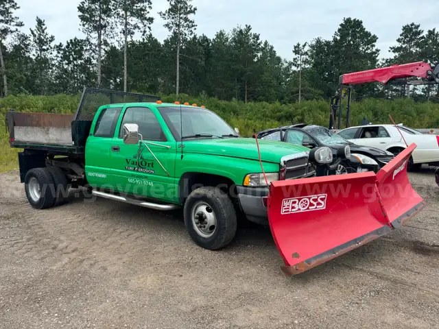 1996 DODGE RAM 3500 4X4 WITH BOSS V PLOW