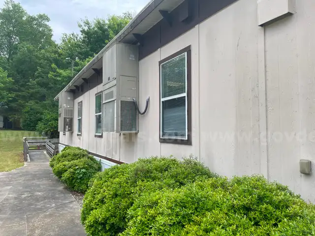 2003 Roger Carter Mobile Classroom Building - 5 Classrooms plus Bathrooms