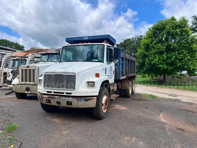 2001 Freightliner FL106