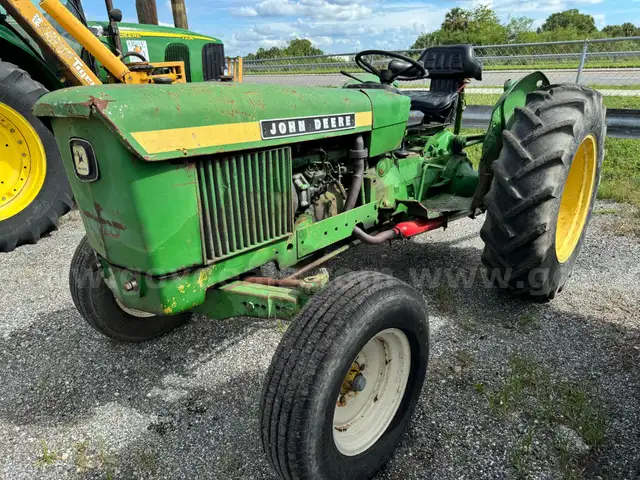 John Deere 830