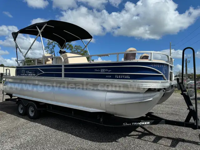 2017 SunTracker 22 XP3 Tritoon