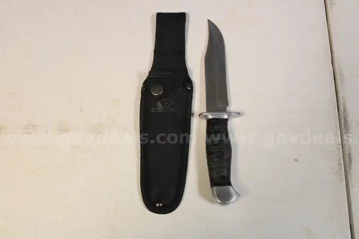 (1) MOSSY OAK HUNTING KNIFE