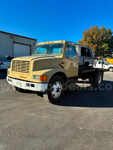 1990 International 4600 with bed mounted air compressor