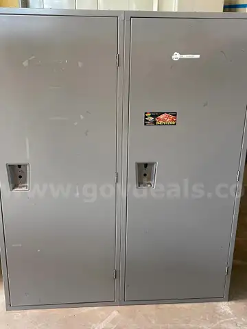 Set of 2 lockers - combination lock removed