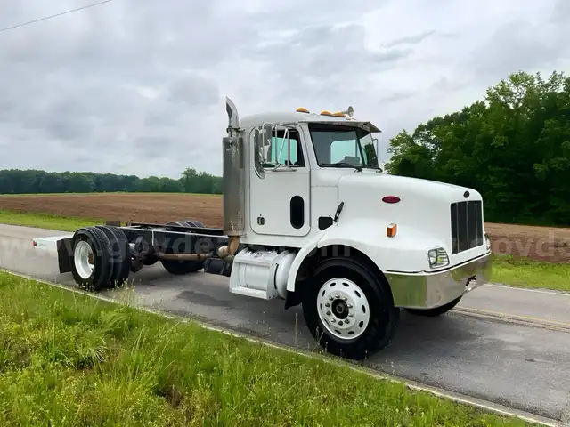 2001 Peterbilt 330 ( VIDEO ATTACHED)