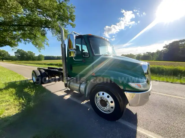 2005 International 4300 Cab &#x26; Chassis DT466E ( VIDEO ATTACHED)