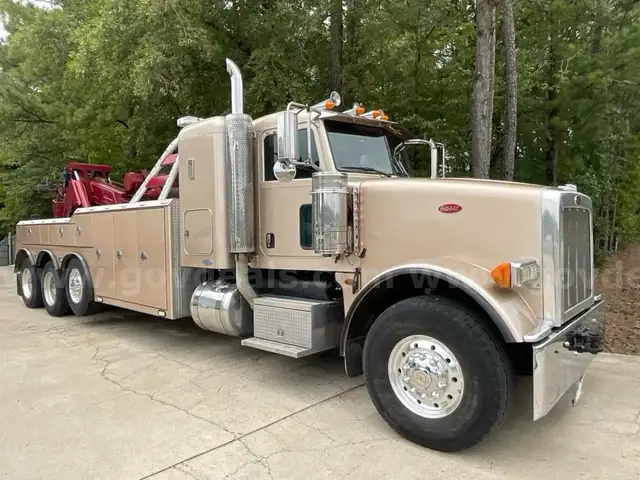 2010 Peterbilt 367 50 Ton Miller Wrecker/Tow Truck