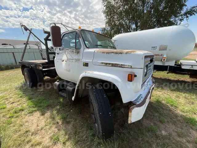 1982 Chevrolet C7D042 Winch Truck with Boom