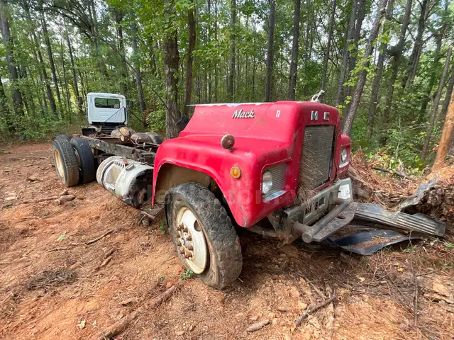 1985 Mack R686ST Parts Truck
