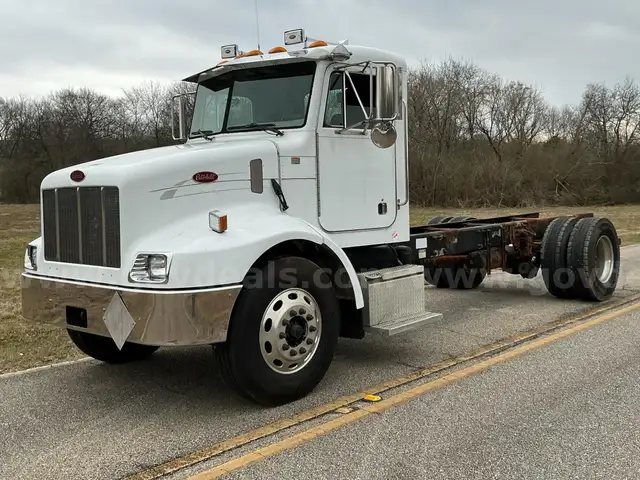 2003 Peterbilt 330 CAT with 8LL ( VIDEO ATTACHED)