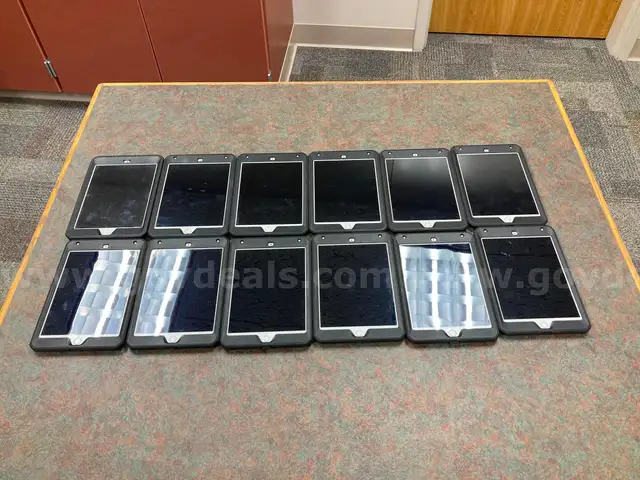 Lot of 12 Ipad Mini&#x27;s