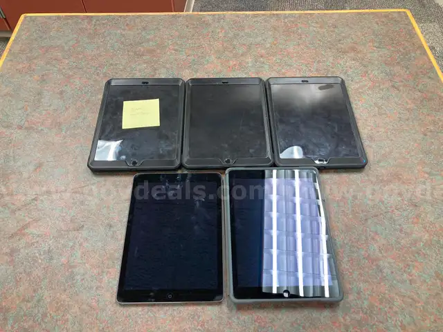 Lot of 5 Ipads