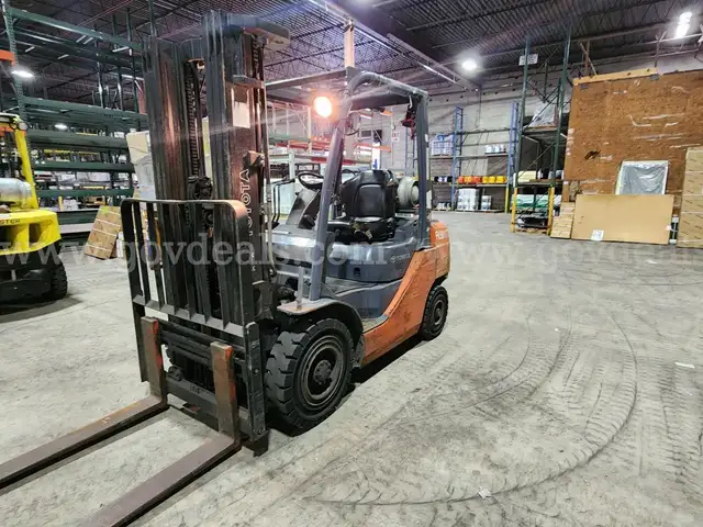 2011 Toyota 8FGU25 Pneumatic Tire Forklift