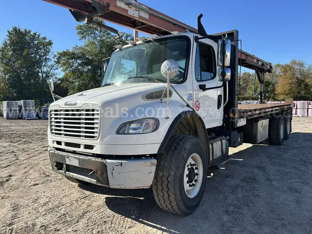 2015 Freightliner M2106 T/A w/ Cleasby Roofing Conveyor