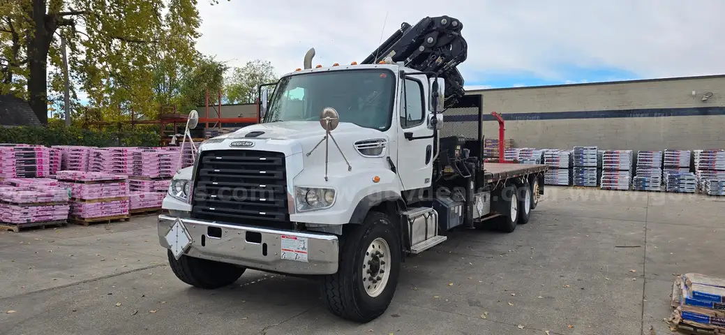2015 Freightliner 114SD Tri/A Flatbed Truck w/ Hiab 322-E5 Knuckleboom