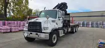 2015 Freightliner 114SD Tri/A Flatbed Truck w/ Hiab 322-E5 Knuckleboom
