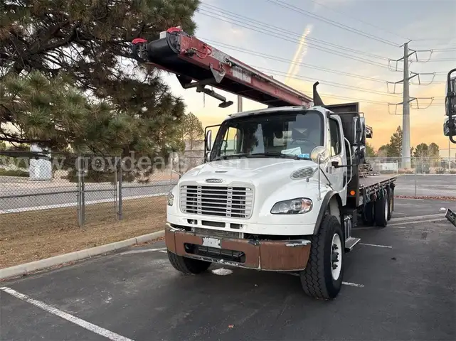2015 Freightliner M2106 T/A w/ Cleasby Roofing Conveyor